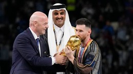 Gianni Infantino odovzdáva do rúk Lionela Messiho trofej majstrov sveta.