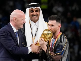 Gianni Infantino odovzdáva do rúk Lionela Messiho trofej majstrov sveta.