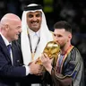 Gianni Infantino odovzdáva do rúk Lionela Messiho trofej majstrov sveta.