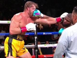 Logan Paul a Floyd Mayweather v priebehu zápasu.