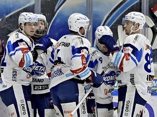 Kristián Pospíšil (vpravo) sa so spoluhráčmi z HC Kometa Brno teší po strelenom góle.