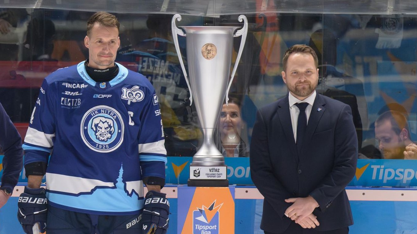 kapitán HK Nitra Branislav Mezei prebral Pašekov pohár za víťazstvo v základnej časti