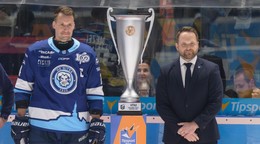 kapitán HK Nitra Branislav Mezei prebral Pašekov pohár za víťazstvo v základnej časti