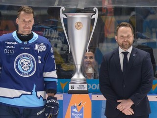 kapitán HK Nitra Branislav Mezei prebral Pašekov pohár za víťazstvo v základnej časti