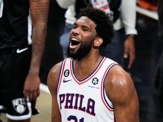 Radosť basketbalistu Philadelphie 76ers Joela Embiida. 