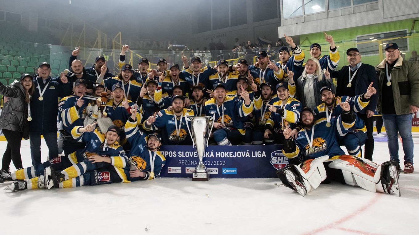 Hokejisti Humenného oslavujú triumf v Slovenskej hokejovej lige.