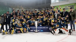 Hokejisti Humenného oslavujú triumf v Slovenskej hokejovej lige.
