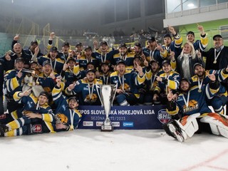 Hokejisti Humenného oslavujú triumf v Slovenskej hokejovej lige.