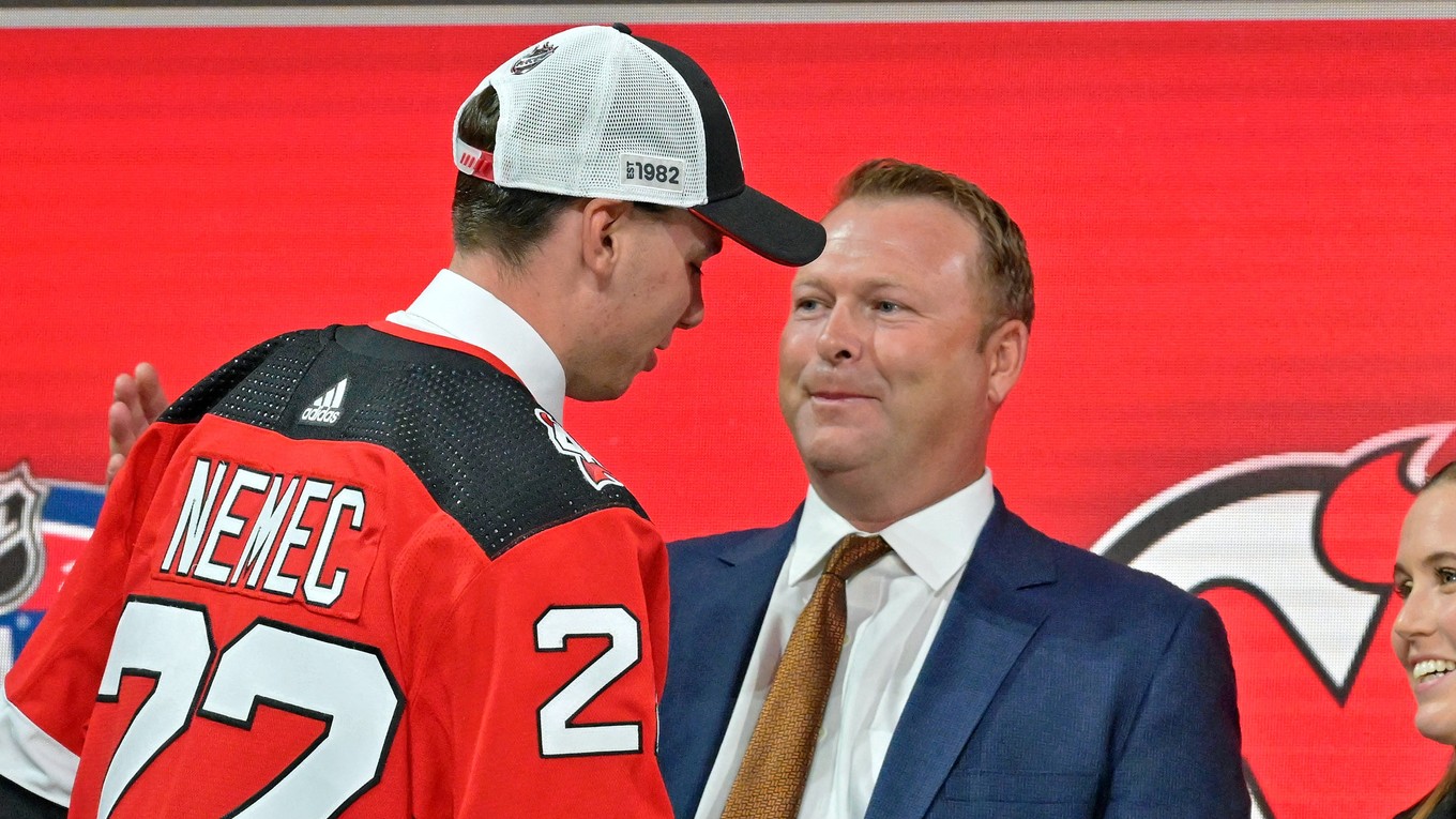 Šimon Nemec si podáva ruku s Martinom Brodeurom pri drafte NHL 2022. 