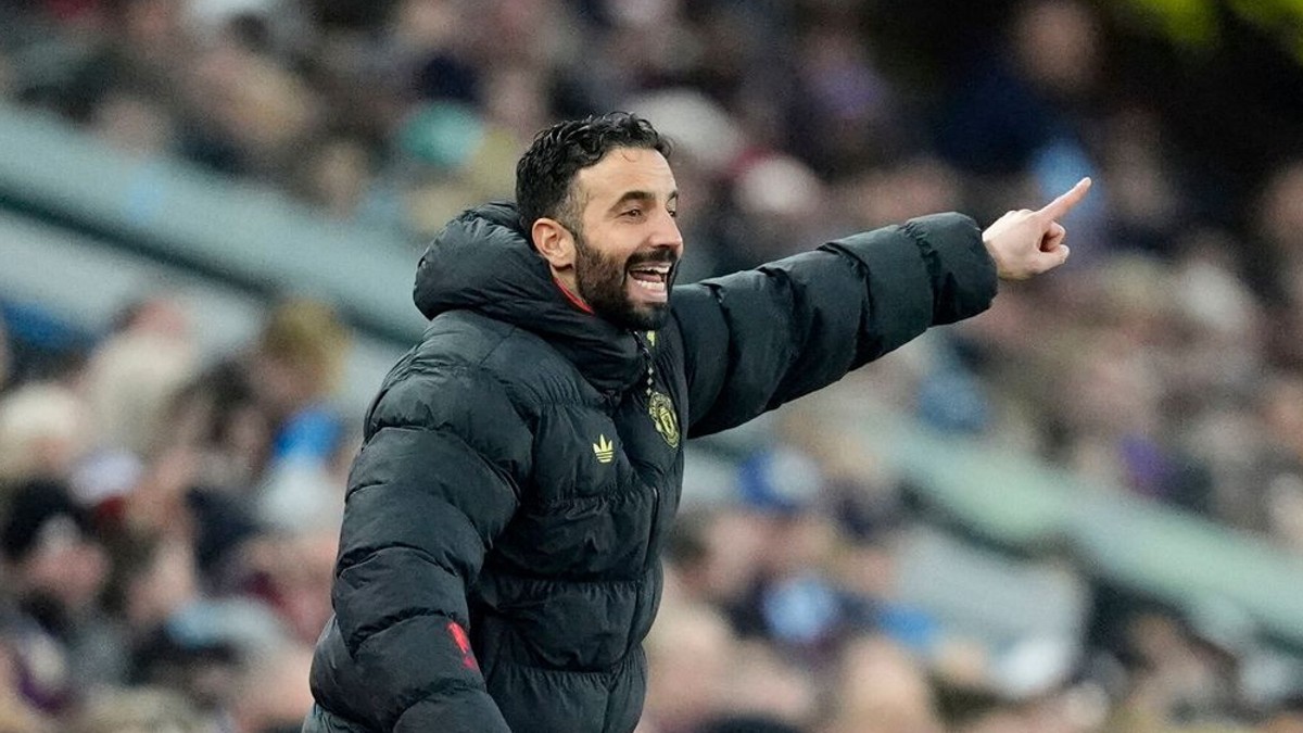 Tréner Ruben Amorim v zápase s Aston Villou.