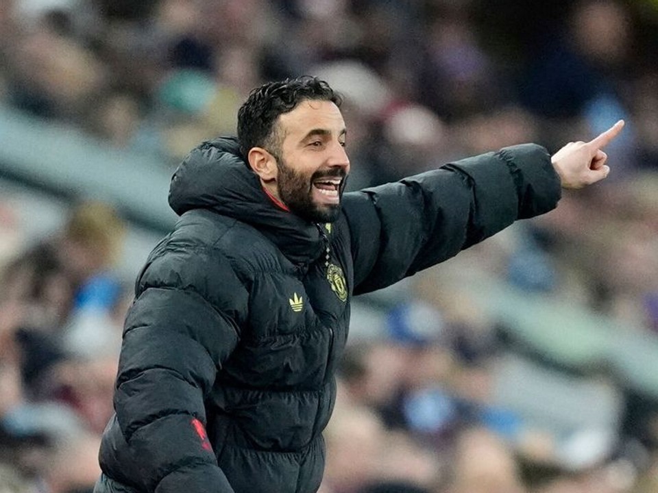 Tréner Ruben Amorim v zápase s Aston Villou.