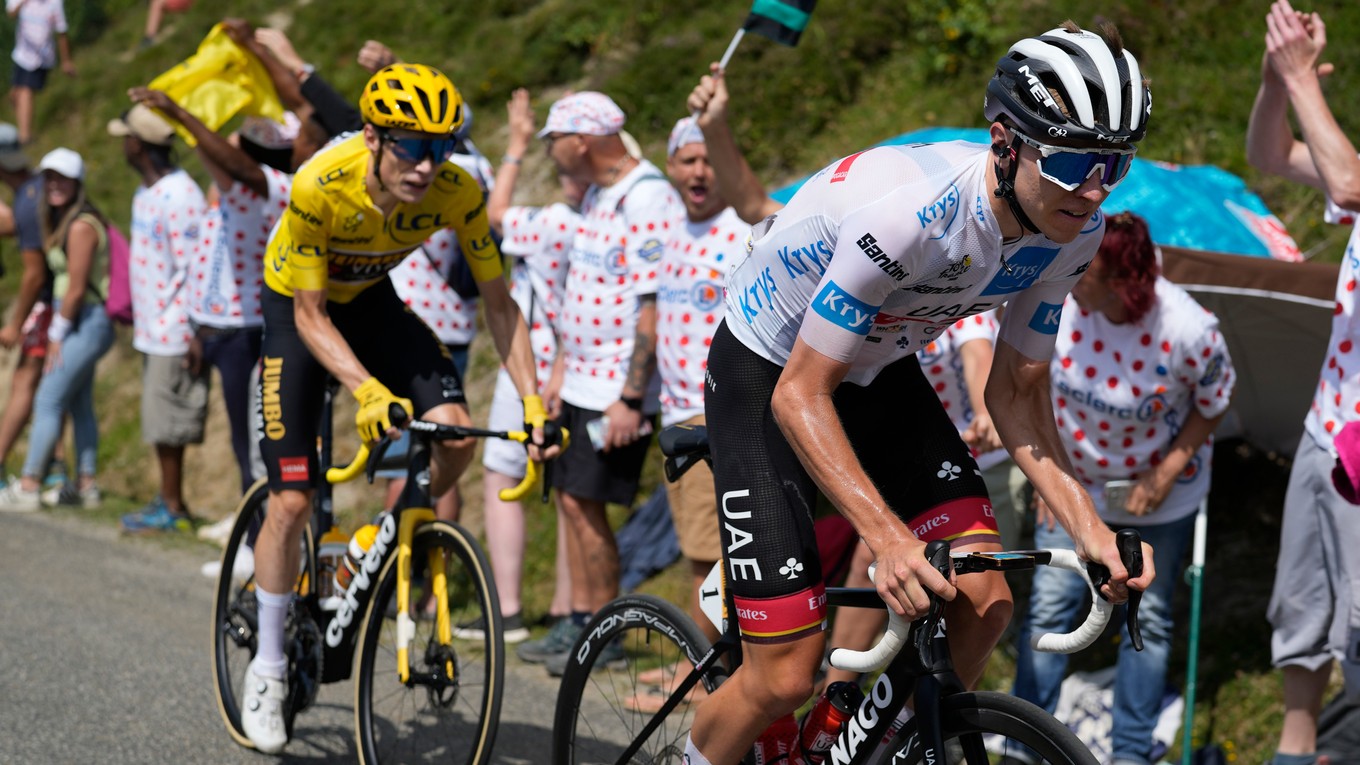 Jonas Vingegaard (v žltom) a Tadej Pogačar počas Tour de France 2022. 