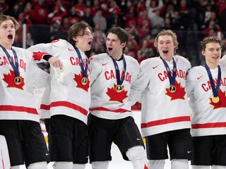Hokejisti Kanady so zlatými medailami na krku.