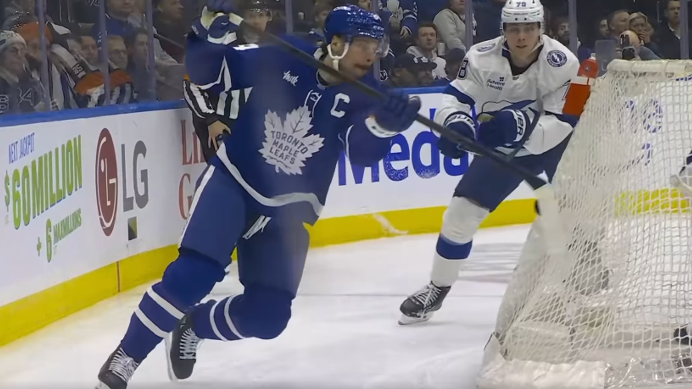 Auston Matthews v zápase s Tampou