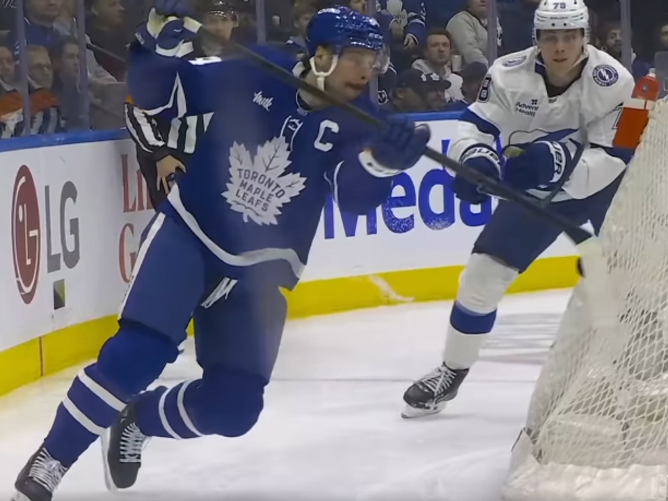 Auston Matthews v zápase s Tampou