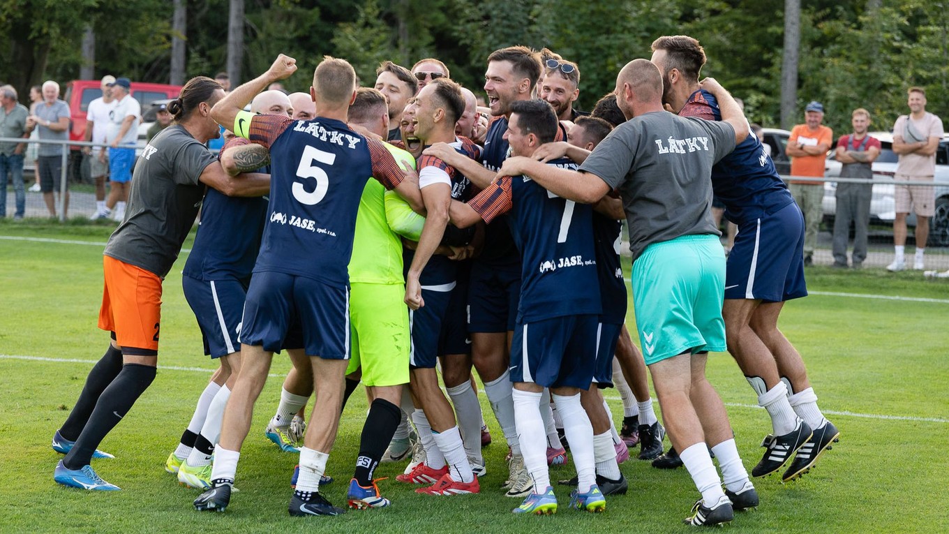 Radosť hráčov Látok po postupe v Slovnaft Cupe cez Lučenec.