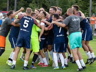 Radosť hráčov Látok po postupe v Slovnaft Cupe cez Lučenec.