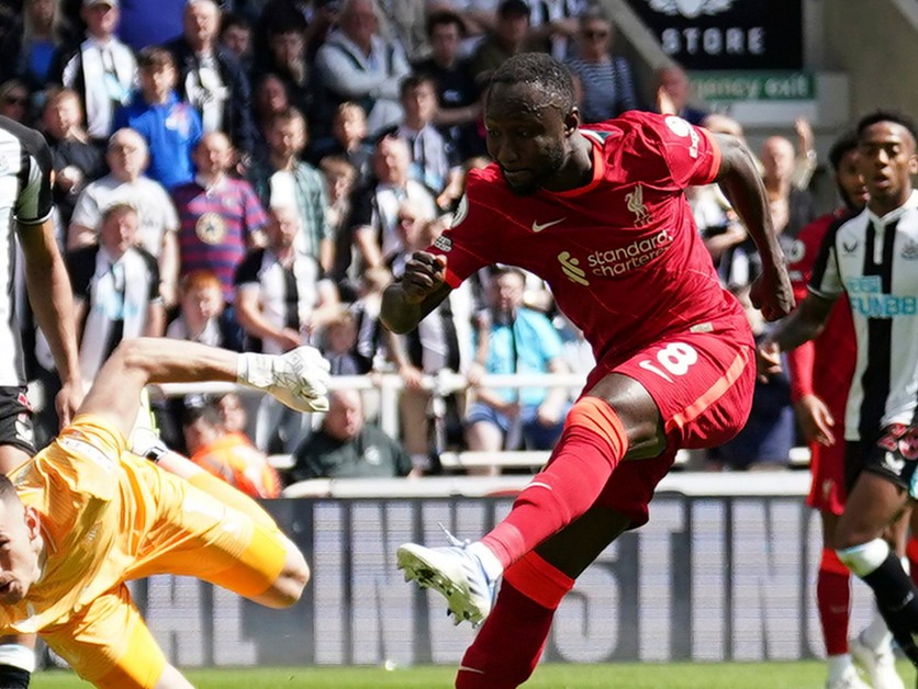 Naby Keita porekonáva Martina Dúbravku.