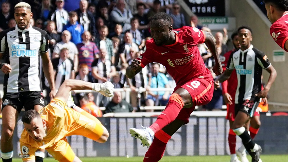Naby Keita porekonáva Martina Dúbravku.