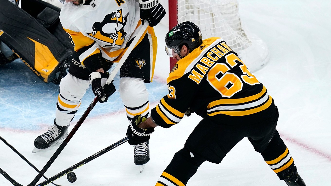 Brad Marchand v súboji Bostonu a Pittsburghu.