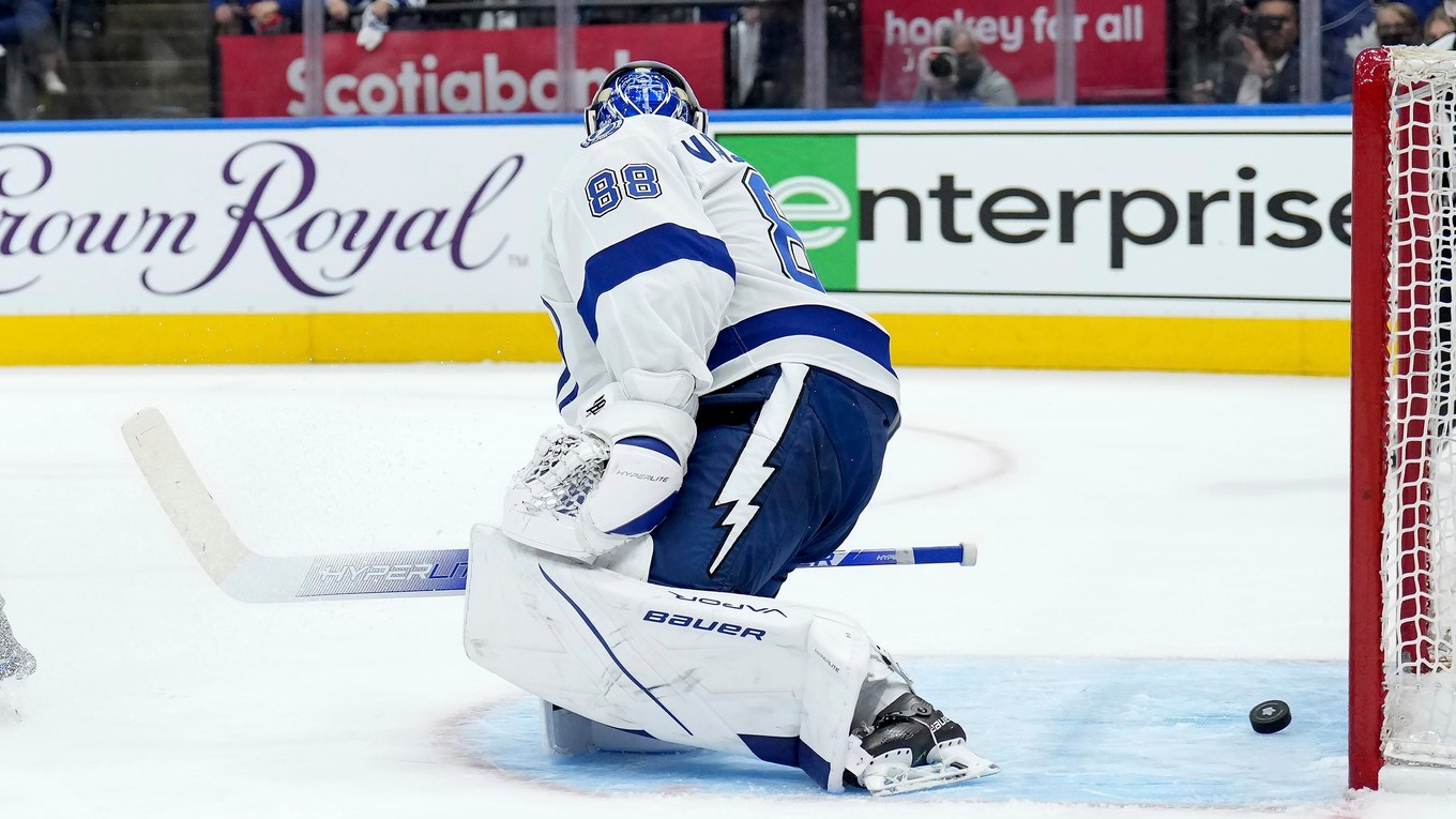 Andrej Vasilevskij inkasuje v zápase proti Torontu Maple Leafs.