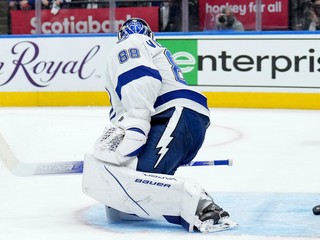 Andrej Vasilevskij inkasuje v zápase proti Torontu Maple Leafs.