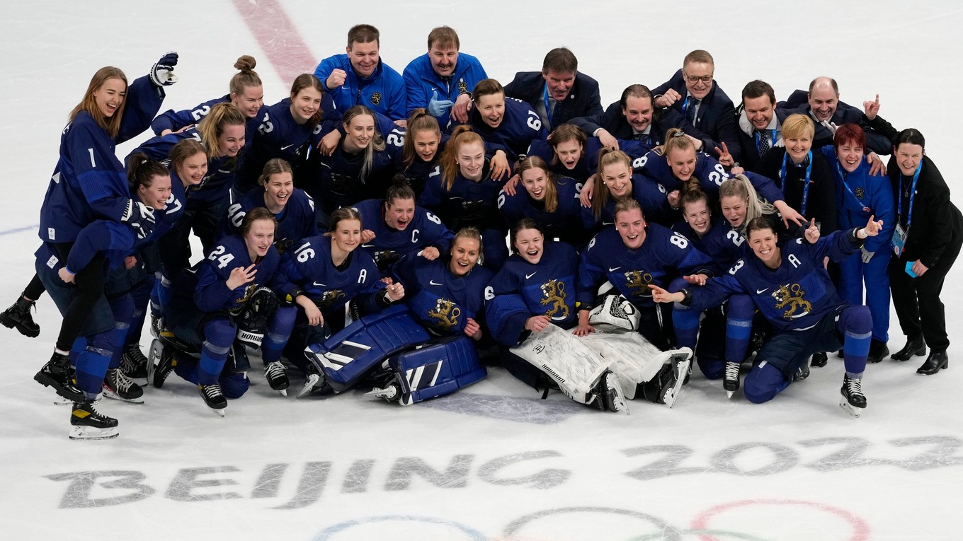 Fínske hokejistky oslavuje tretie miesto na ZOH 2022.
