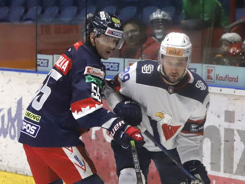 Zľava Adam Kobolka (Zvolen) a Peter Bjalončík (Slovan) počas zápasu 36. kola Tipos extraligy HKM Zvolen - HC Slovan Bratislava.