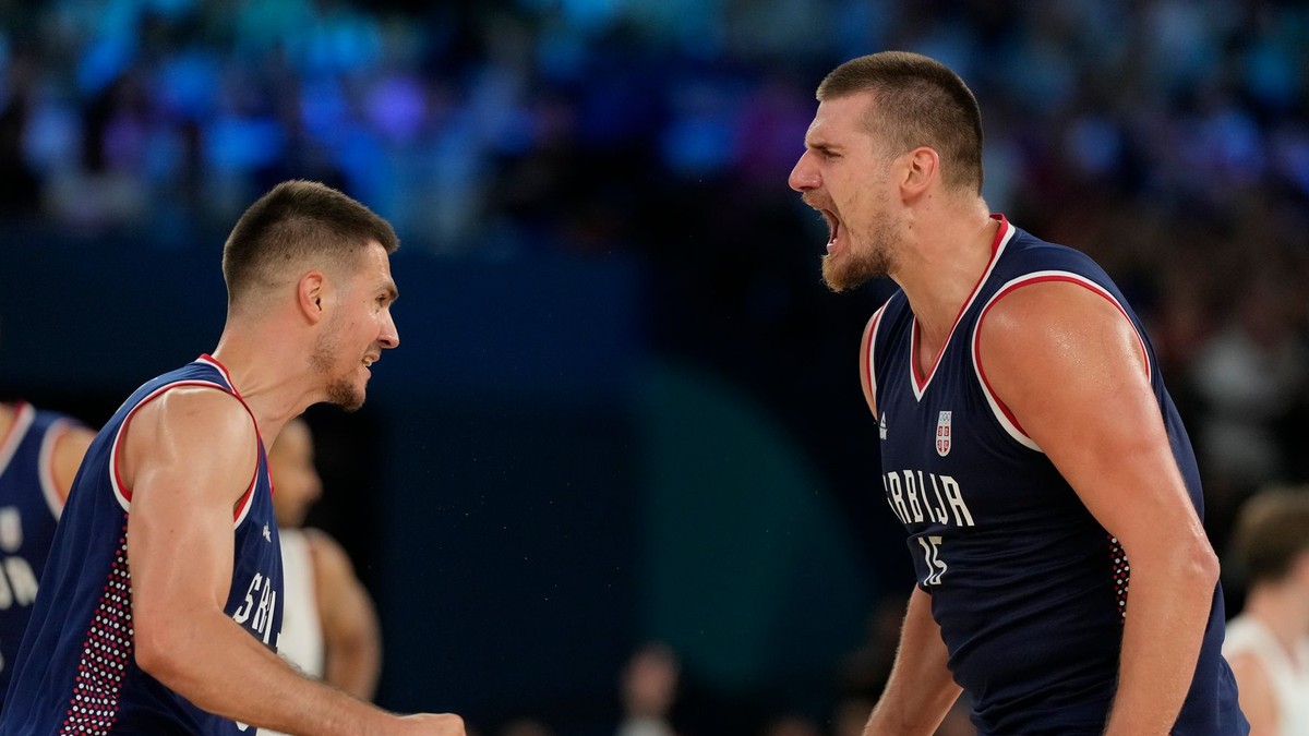 Nikola Jokic (vpravo) oslavuje kôš v zápase Srbsko - Nemecko na OH 2024.