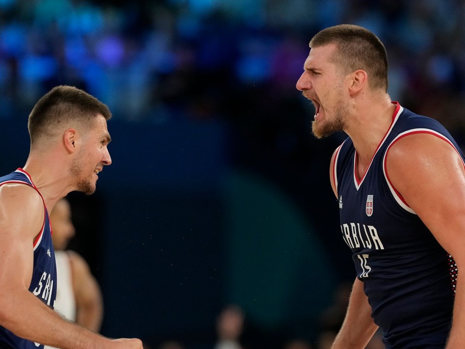 Nikola Jokic (vpravo) oslavuje kôš v zápase Srbsko - Nemecko na OH 2024.