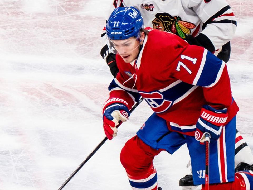 Hráč Montrealu Canadiens Jake Evans (71).