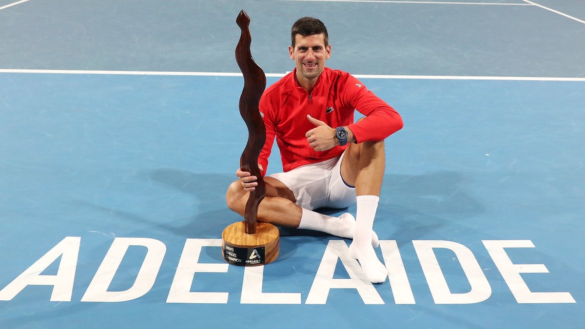 Novak Djokovič s trofejou z turnaja v Adelaide.
