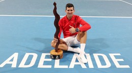 Novak Djokovič s trofejou z turnaja v Adelaide.