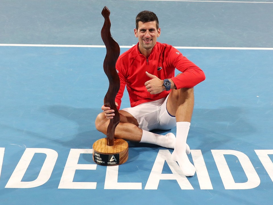 Novak Djokovič s trofejou z turnaja v Adelaide.