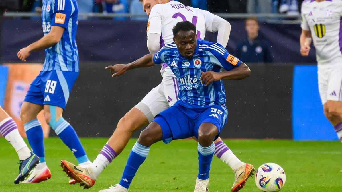 Na snímke zľava Andraž Šporar (Slovan), Ondrěj Rudzan (Komárno), Kelvin Ofori (Slovan) a Róbert Pillár (Komárno) počas zápasu 14. kola Niké ligy ŠK Slovan Bratislava - KFC Komárno