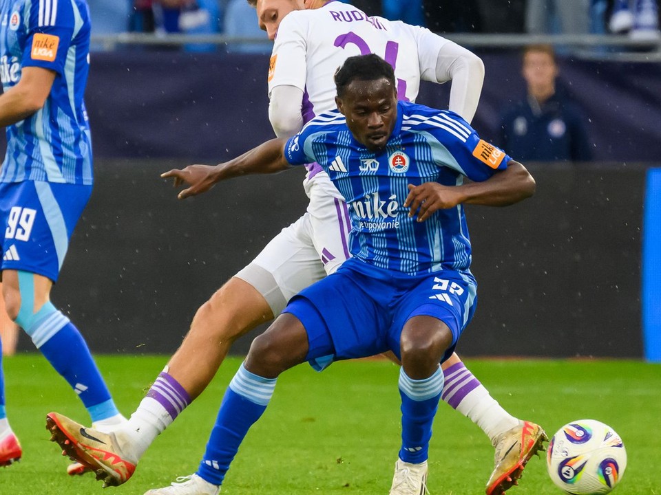 Na snímke zľava Andraž Šporar (Slovan), Ondrěj Rudzan (Komárno), Kelvin Ofori (Slovan) a Róbert Pillár (Komárno) počas zápasu 14. kola Niké ligy ŠK Slovan Bratislava - KFC Komárno
