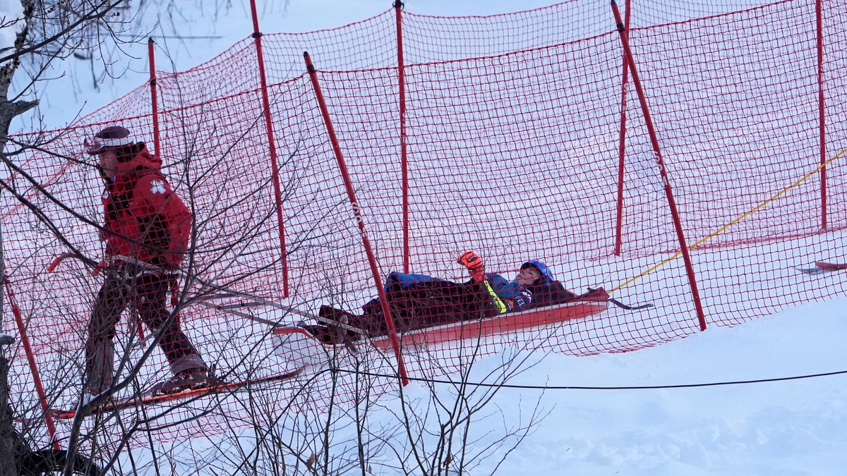 Mikaelu Shiffrinovú odviezli na záchranárskych saniach po páde v Killingtone 2024.