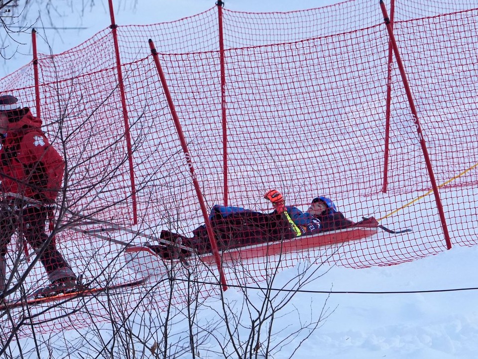 Mikaelu Shiffrinovú odviezli na záchranárskych saniach po páde v Killingtone 2024.