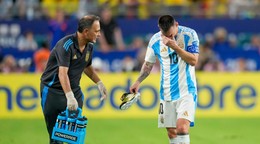 Lionel Messi pri odchode z ihriska po zranení členka vo finále Copa América 2024 proti Kolumbii.