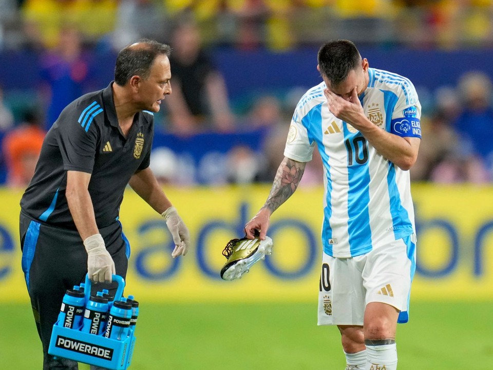 Lionel Messi pri odchode z ihriska po zranení členka vo finále Copa América 2024 proti Kolumbii.