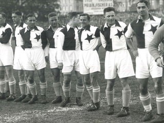 Slavia nastupuje, fotografia vznikla v roku 1937, brankár v popredí je fantastický František Plánička. K hviezdam „zošívaných“ však patril aj Ferdinand Daučík (stojí vedľa), neskorší tréner slovenskej reprezentácie či FC Barcelona.