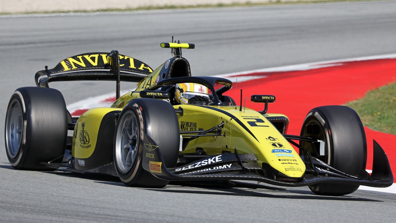 Český pretekár F2 Roman Staněk na monoposte tímu Invicta Racing.