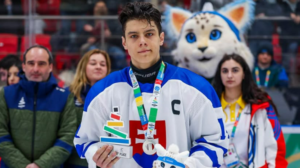 Matej Stankoven s trofejov za 2. miesto na Európskom olympijskom festivale mládeže so sklamaním výrazom po prehratom finále.