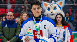 Matej Stankoven s trofejov za 2. miesto na Európskom olympijskom festivale mládeže so sklamaním výrazom po prehratom finále.