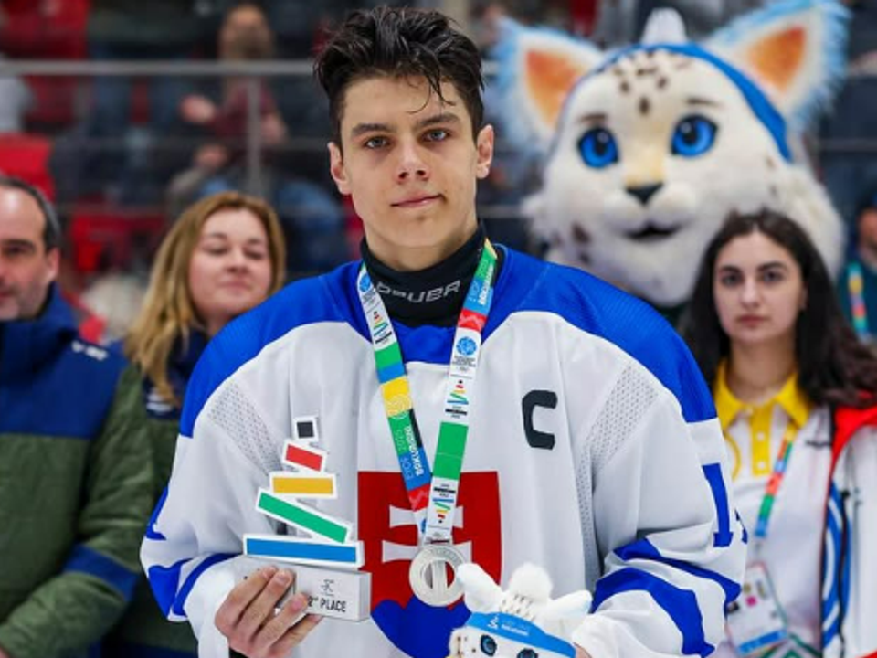 Matej Stankoven s trofejov za 2. miesto na Európskom olympijskom festivale mládeže so sklamaním výrazom po prehratom finále.