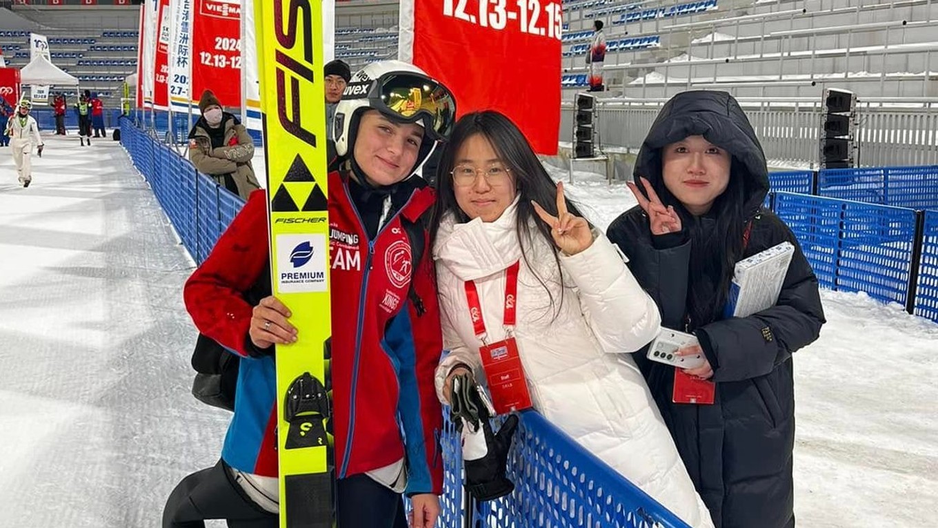 Slovenská skokanka na lyžiach Kira Kapustíková na pretekoch v Číne.