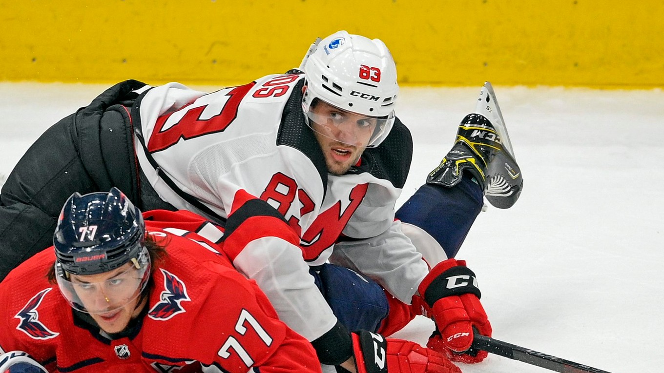 T.J. Oshie (77) v súboji so slovenským obrancom Christiánom Jarošom. 