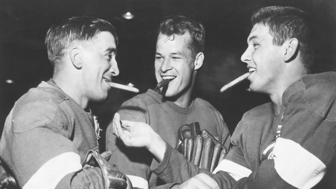 Skvelý útok Detroitu Ted Lindsay, Gordie Howe a Alex Delvecchio (zľava). 