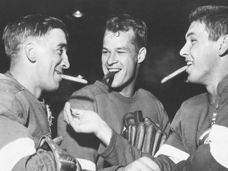 Skvelý útok Detroitu Ted Lindsay, Gordie Howe a Alex Delvecchio (zľava). 