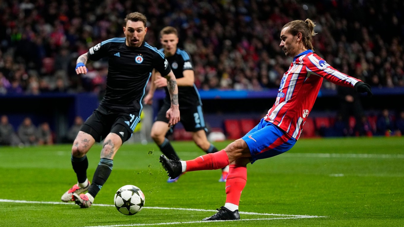 Antoine Griezmann (Atlético) pri streleckom pokuse v zápase 6. kola ligovej fázy Ligy majstrov Atlético Madrid - Slovan Bratislava.